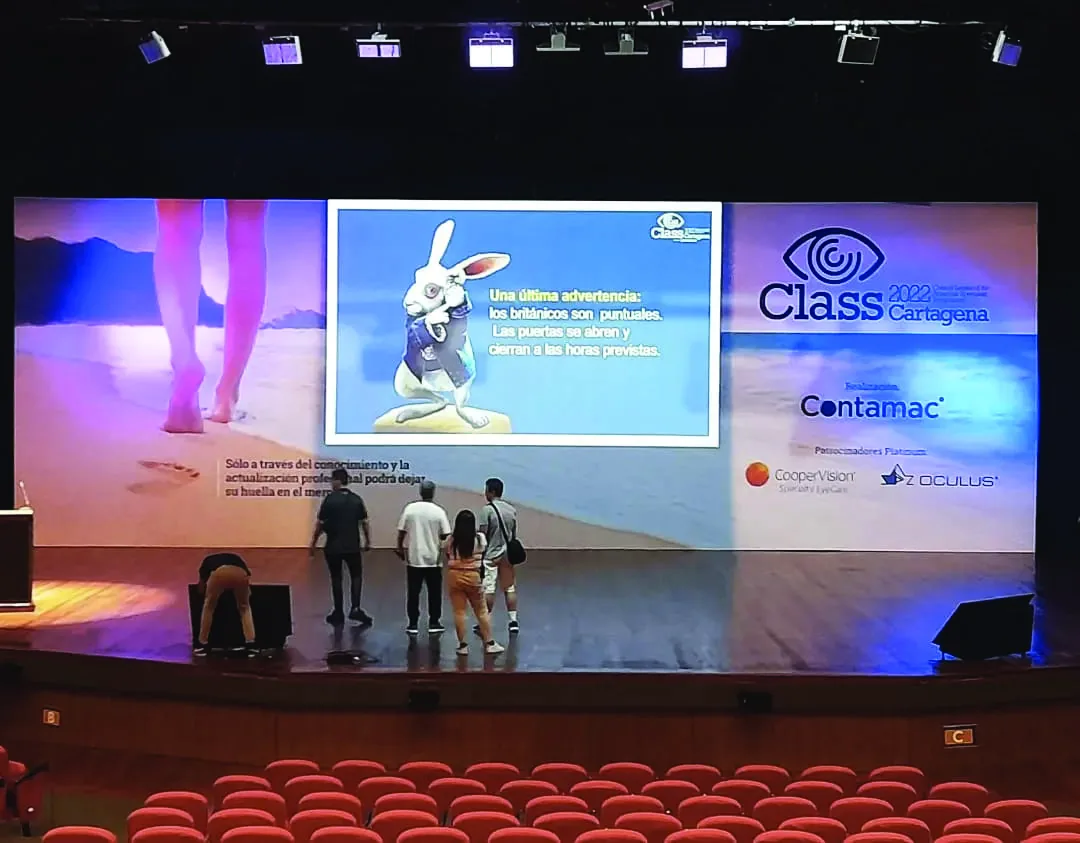 Escenografía de congreso con backing y podio