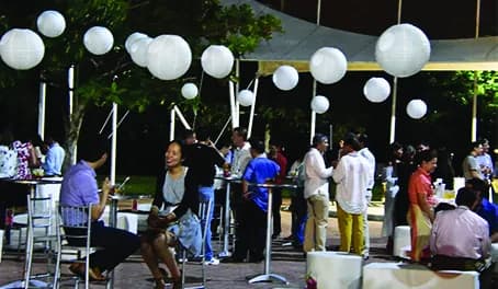 Montaje nocturno de fiesta con iluminación y lounge
