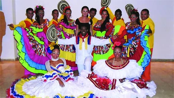 Grupo folclórico en presentación artística
