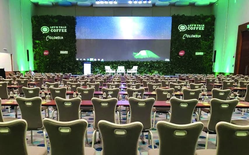 Auditorio con escenografía, pantalla y montaje integral de Escala Eventos